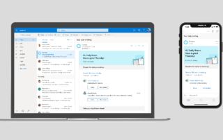E-Mail Programm Microsoft Outlook auf einem Laptop und einem Smartphone